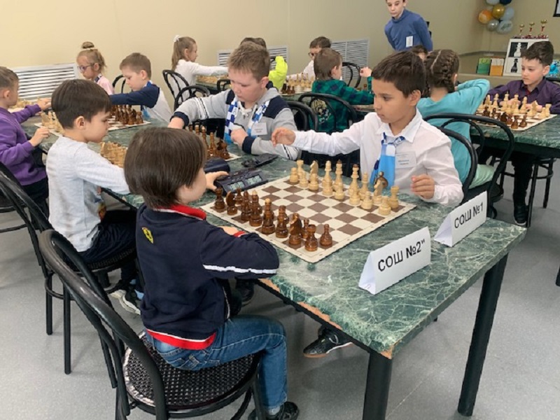 А наши юные шахматисты - лучшие в городе.